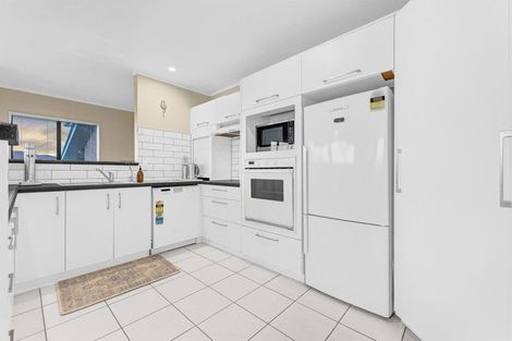 Photo of property in 1/46 Westpark Drive, West Harbour, Auckland, 0618