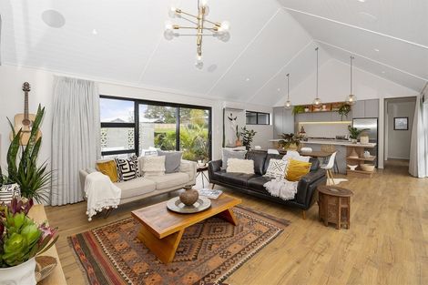 Photo of property in 2 Len Ireland Drive, Kumeu, 0810