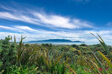 Photo of property in 43 Field Way, Waikanae Beach, Waikanae, 5036