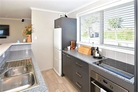 Photo of property in 1 Tindalls Bay Road, Tindalls Beach, Whangaparaoa, 0930