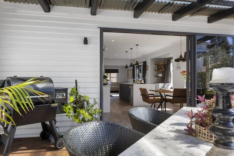 Photo of property in 15 Bracken Street, New Plymouth, 4310