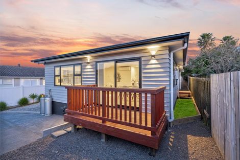 Photo of property in 18a Lydford Place, Glendene, Auckland, 0602