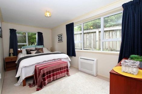 Photo of property in 10 Miles Crescent, Newlands, Wellington, 6037