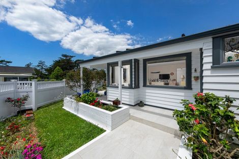 Photo of property in 49a Roland Road, Greenhithe, Auckland, 0632