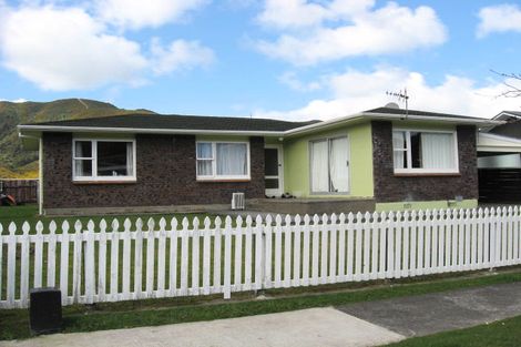 Photo of property in 290 Wellington Road, Wainuiomata, Lower Hutt, 5014