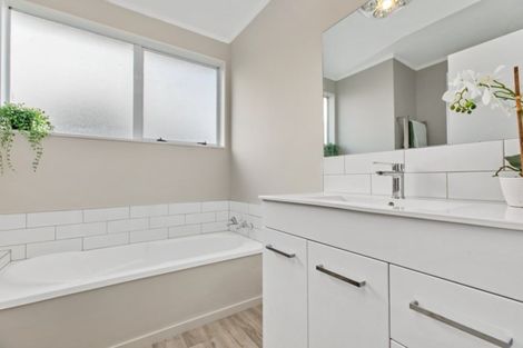 Photo of property in 2/25 Silver Creek Road, Weymouth, Auckland, 2103