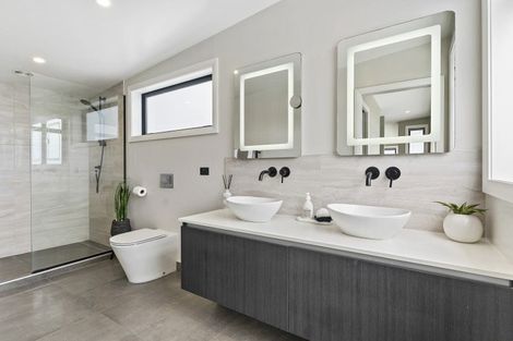 Photo of property in 99 Exmouth Road, Northcote, Auckland, 0627