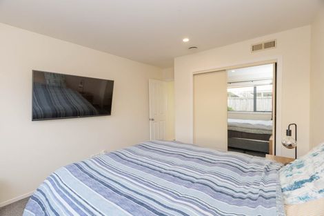 Photo of property in 18 Bennett Grove, Newlands, Wellington, 6037