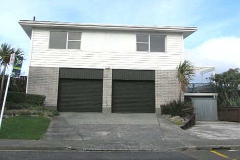 Photo of property in 42 Somes Crescent, Newlands, Wellington, 6037