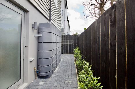 Photo of property in 3/94 Target Road, Totara Vale, Auckland, 0629