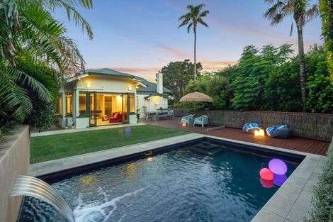 Photo of property in 19 Maritime Terrace, Birkenhead, Auckland, 0626