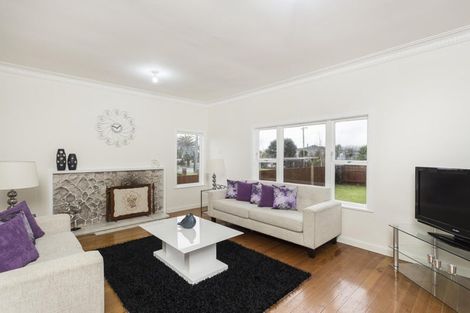 Photo of property in 53 Yeovil Road, Te Atatu Peninsula, Auckland, 0610