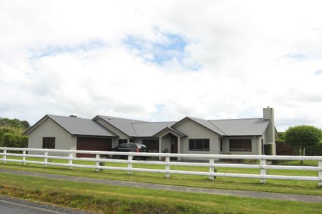 Photo of property in 4 Station Road, Huapai, Kumeu, 0810