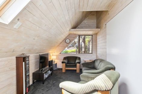 Photo of property in 3 Countess Close, Maupuia, Wellington, 6022