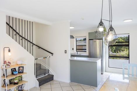 Photo of property in 7 Barnea Circle, Glen Eden, Auckland, 0602