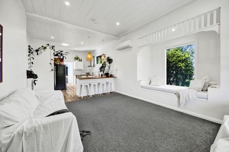 Photo of property in 13 Standish Street, Midhirst, Stratford, 4394