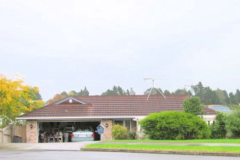 Photo of property in 41 Pinewood Grove, Botany Downs, Auckland, 2010