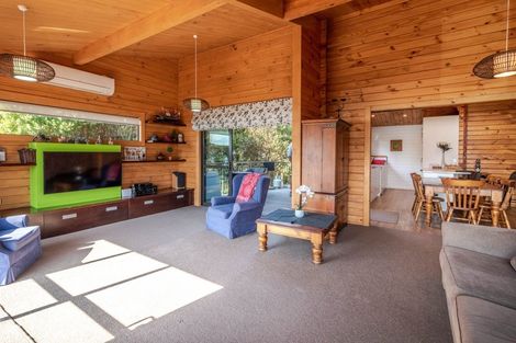 Photo of property in 15 Bayview Crescent, Duvauchelle, 7581