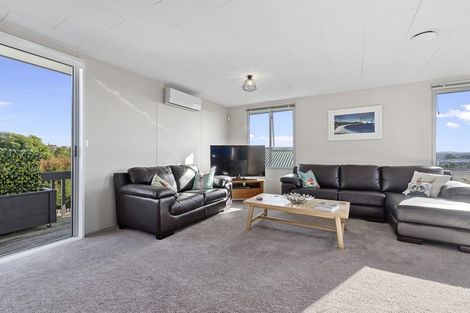 Photo of property in 1/17 Grenadine Place, Unsworth Heights, Auckland, 0632