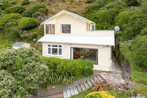 Photo of property in 140 The Esplanade, Houghton Bay, Wellington, 6023