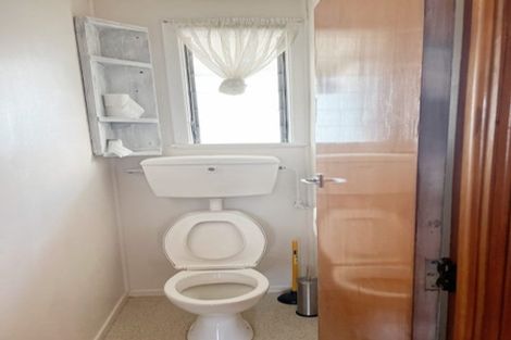 Photo of property in 81 Pupuke Road, Northcote, Auckland, 0627