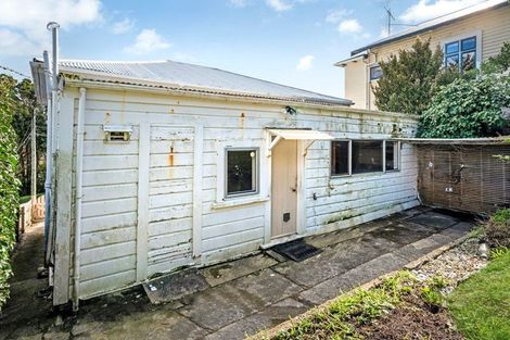 Photo of property in 18 Woburn Road, Northland, Wellington, 6012