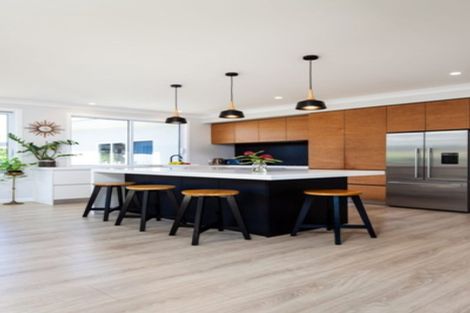 Photo of property in 10 Strandon Place, Strandon, New Plymouth, 4312