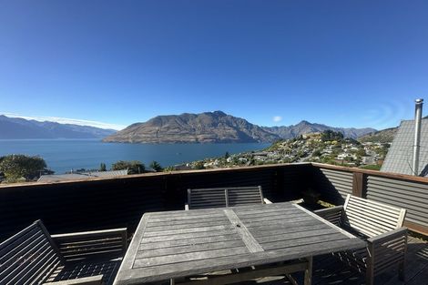 Photo of property in 92 Wynyard Crescent, Fernhill, Queenstown, 9300