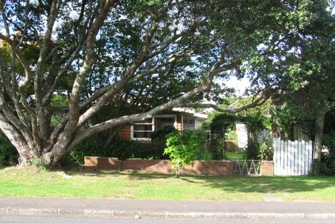 Photo of property in 27 Graham Avenue, Te Atatu Peninsula, Auckland, 0610