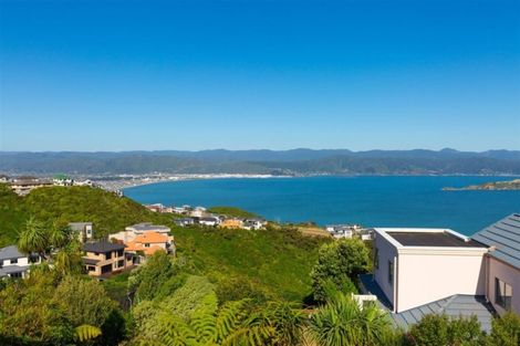 Photo of property in 42 Dress Circle, Newlands, Wellington, 6037