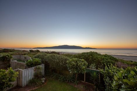 Photo of property in 22 Ara Kuaka, Waikanae Beach, Waikanae, 5036