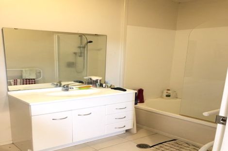 Photo of property in 10 Brashier Circle, Sunnyvale, Auckland, 0612