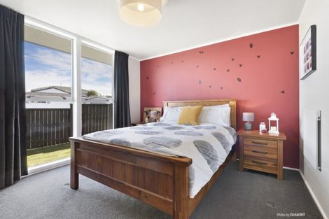 Photo of property in 3 Cheltenham Terrace, Newlands, Wellington, 6037