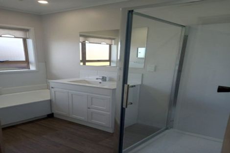 Photo of property in 2/10 Opaheke Road, Papakura, 2110