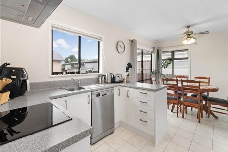 Photo of property in 14 Peachgrove Road, Te Atatu Peninsula, Auckland, 0610