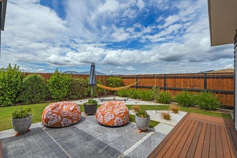 Photo of property in 8 Mediterranean Grove, Fitzherbert, Palmerston North, 4410