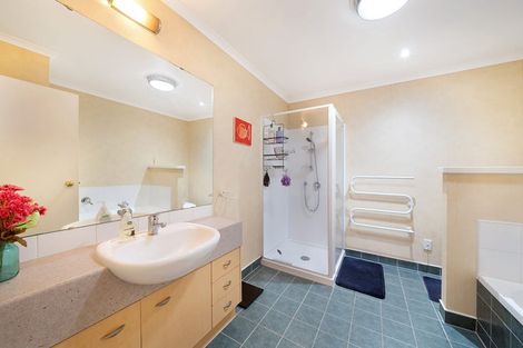 Photo of property in 10 Dainton Place, New Lynn, Auckland, 0600