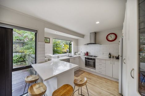 Photo of property in 10 Kirkdale Place, Northcross, Auckland, 0632