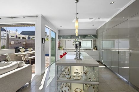 Photo of property in 10 Pendarves Street, New Plymouth, 4310