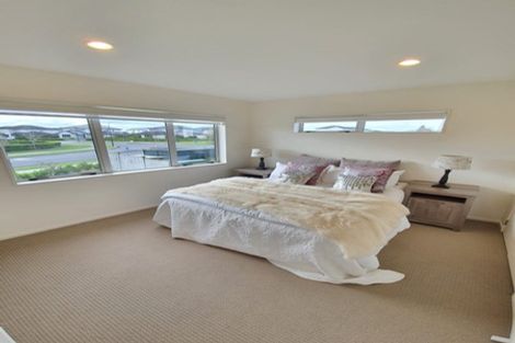 Photo of property in 99 Bayvista Drive, Karaka, Papakura, 2113