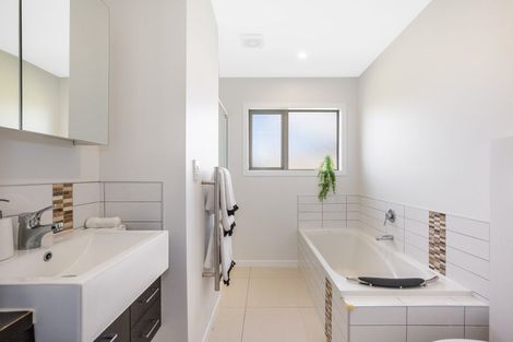 Photo of property in 4 Kaweka Close, Aotea, Porirua, 5024