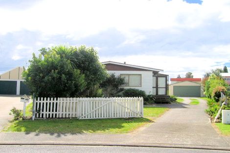 Photo of property in 106 Waverley Place, Whangamata, 3620
