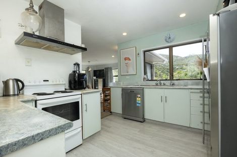 Photo of property in 24 Seaview Road, Piha, New Lynn, 0772