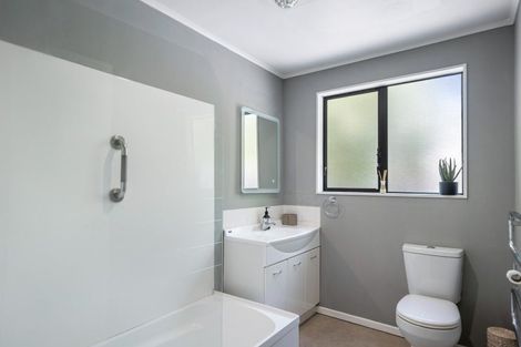 Photo of property in 70 Pinehaven Road, Pinehaven, Upper Hutt, 5019