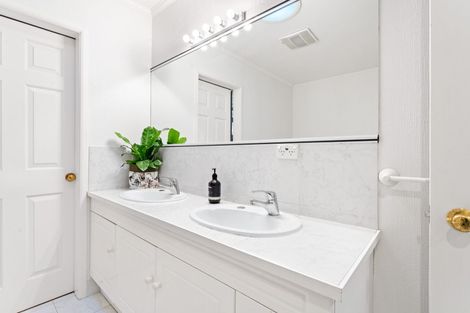 Photo of property in 10 Ballini Rise, West Harbour, Auckland, 0618