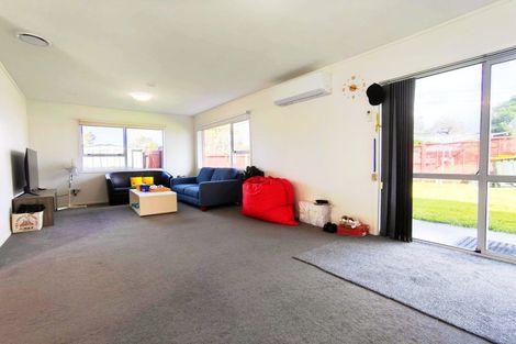Photo of property in 2/2 Wallace Road, Ranui, Auckland, 0612