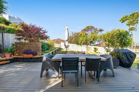 Photo of property in 17 Leiden Place, Totara Vale, Auckland, 0629