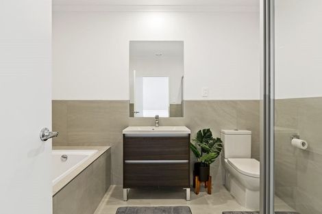 Photo of property in 18 Owen Chapman Drive, Red Beach, 0932