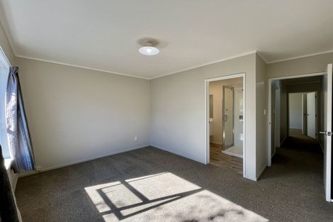 Photo of property in 2/5 Woodall Place, Totara Vale, Auckland, 0627
