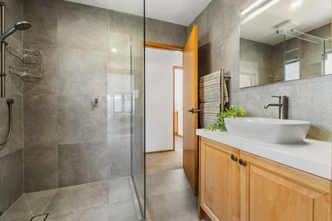 Photo of property in 2/14 Raleigh Road, Northcote, Auckland, 0627